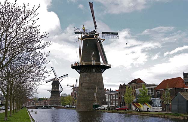 De molens aan de Noordvest met als eerste molen De Vrijheid.