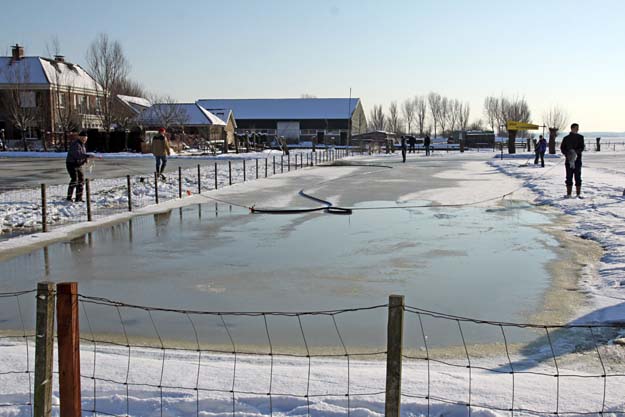 IJsclub Vlietland in strijd tegen de sneeuw - 17 januari 2013